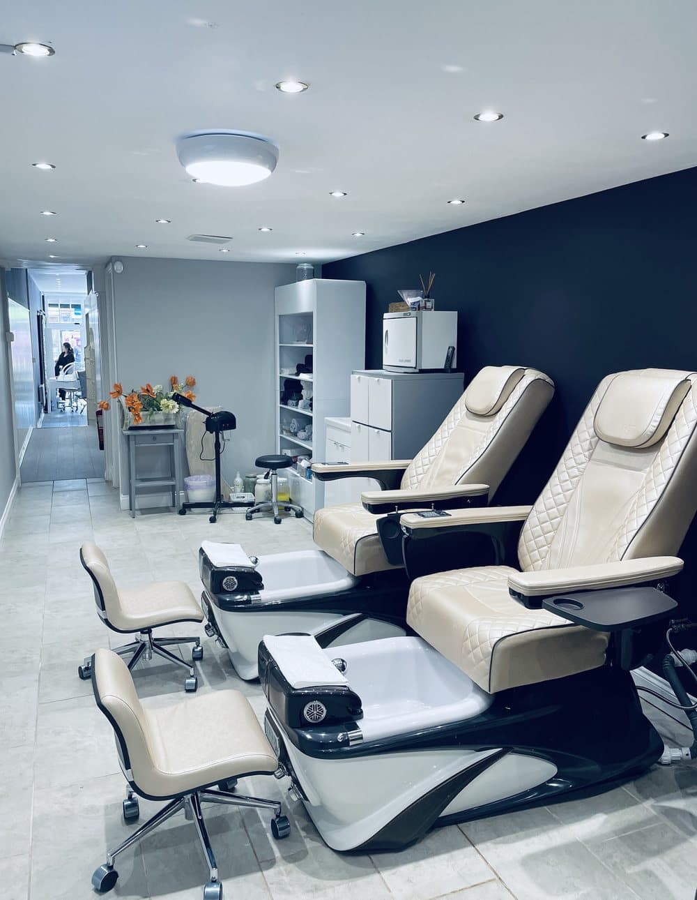 The pedicure room at the back: two pedicure chairs